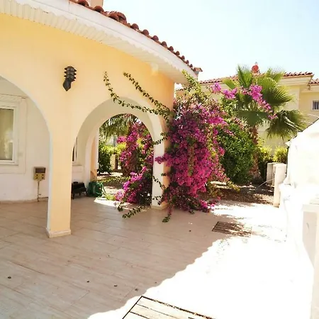 Fairways Private Pool & Garden *